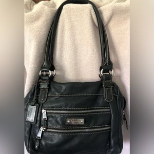 Tignanello purse. EUC. In really good shape and has a really nice liner.